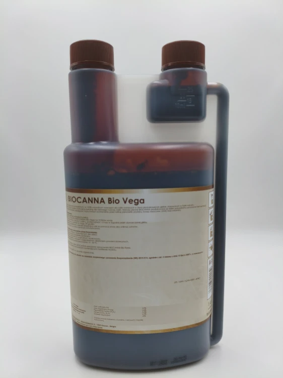 Etykieta i instrukcja dawkowania z tyłu butelki nawozu organicznego BIOCANNA Bio Vega